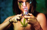 Chicas fumando marihuana